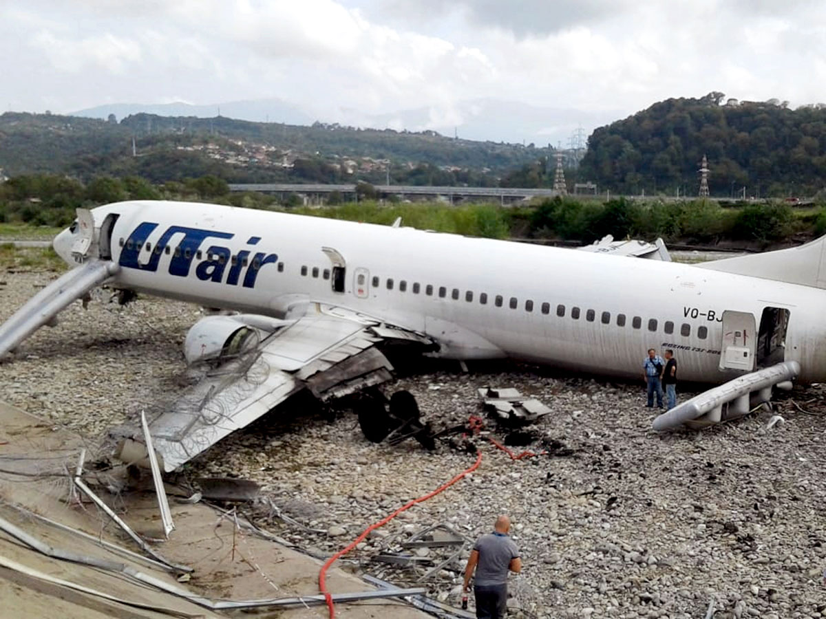 Самолёт UTair выкатился за пределы ВПП и загорелся