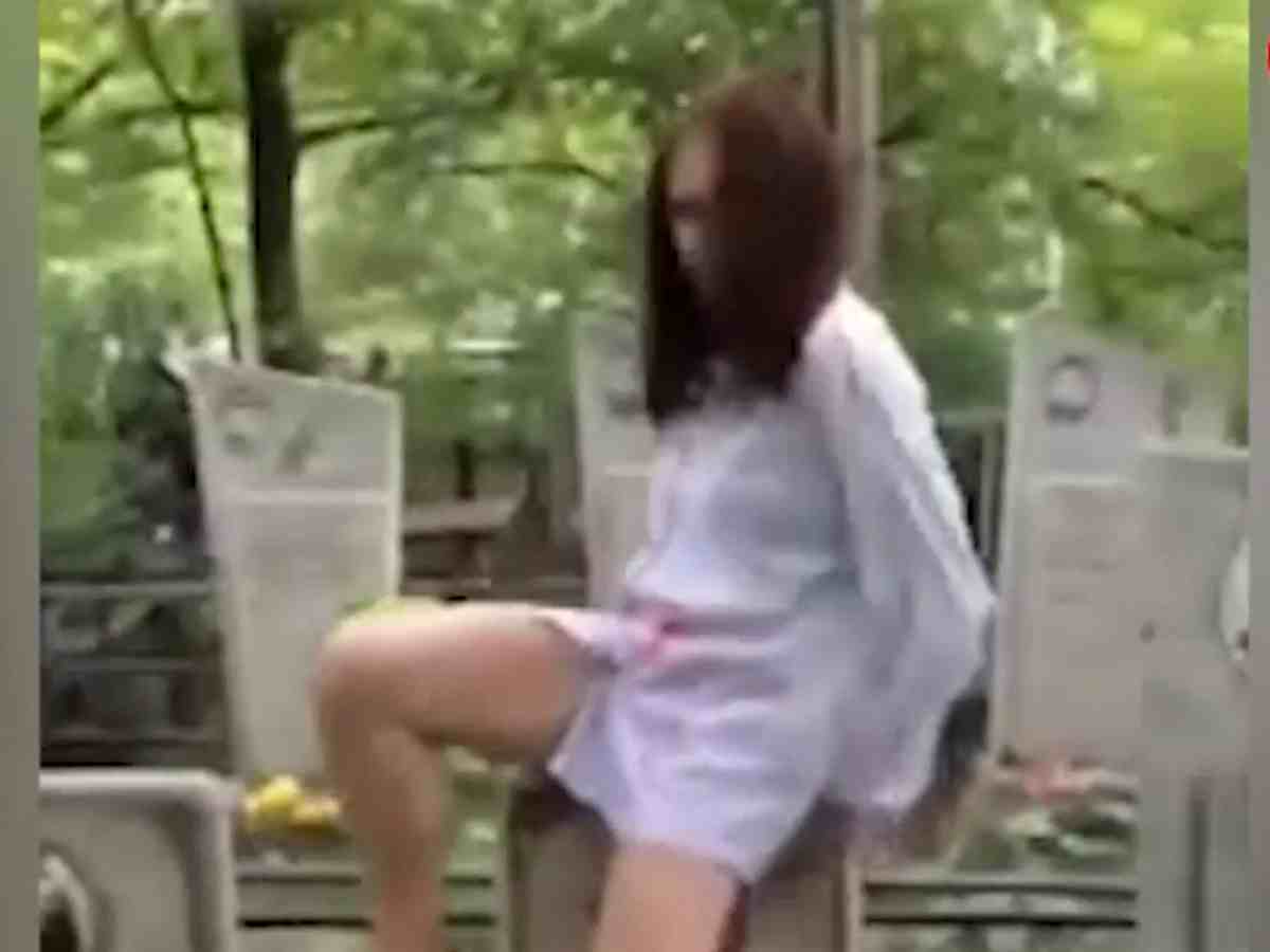 Школьница на могиле