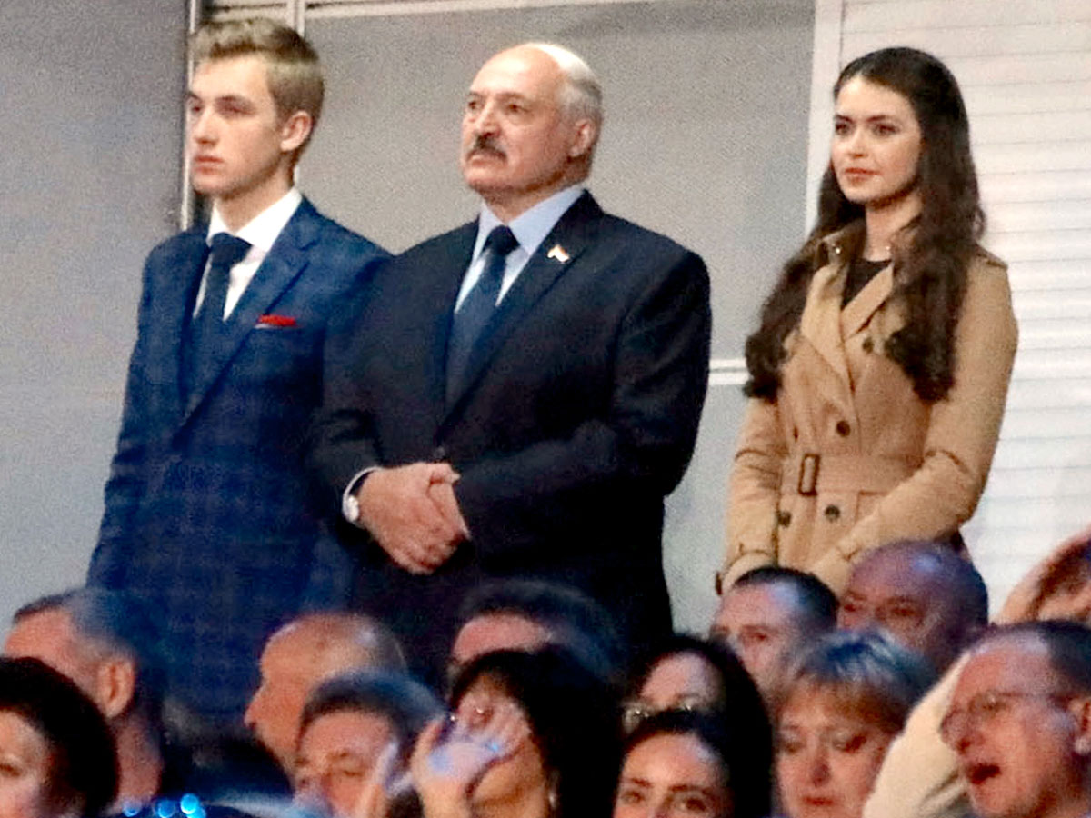 Лукашенко нынче везде появляется не только с сыном Колей, но и со студенткой Машей