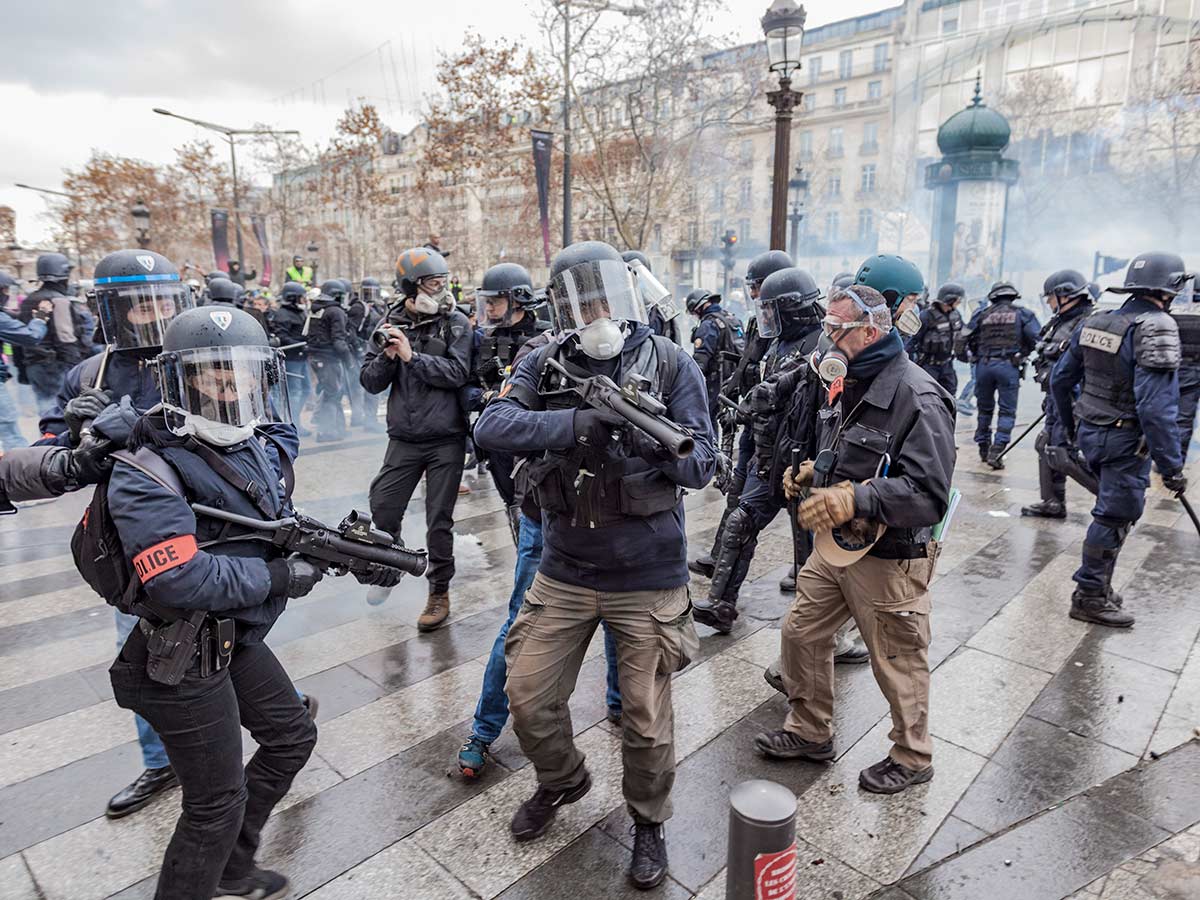 Во время митингов во Франции активно используется газ для разгона демонстрантов.