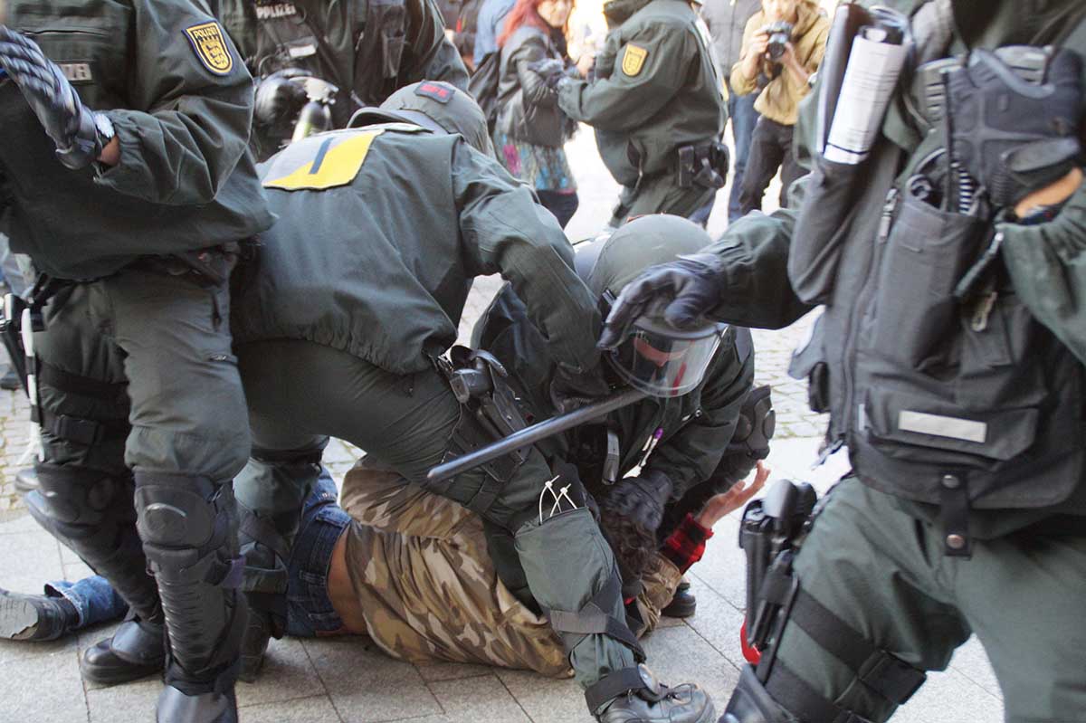 Массовые задержания немецкой полицией митингующих во время волнений 2016 года