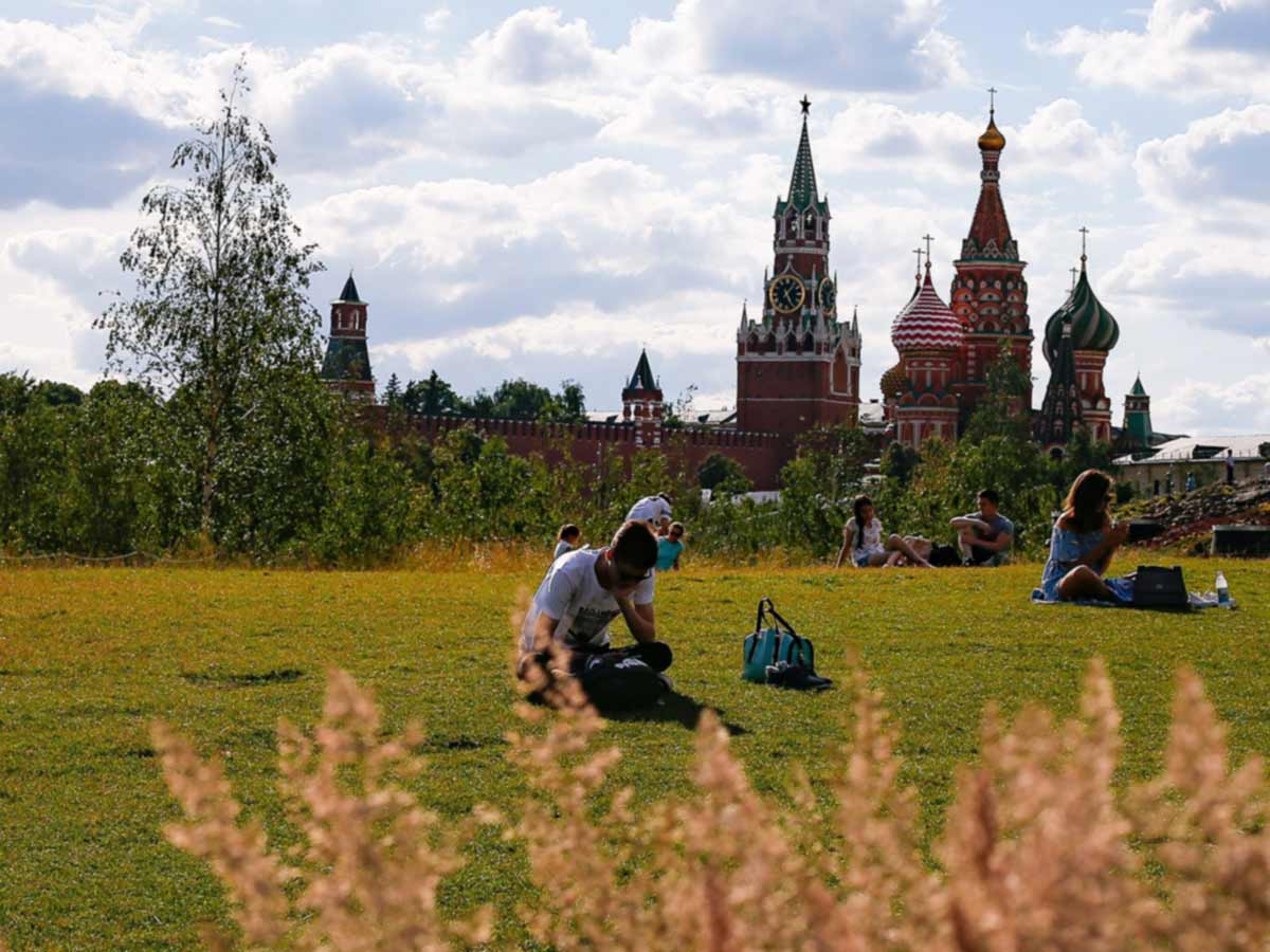 Жара в Москве Кремль. День России жара. Погода в Москве летом. Москва лето тепло.