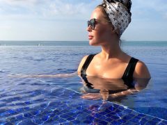 и в Сингапуре, откуда делилась фото в купальнике.