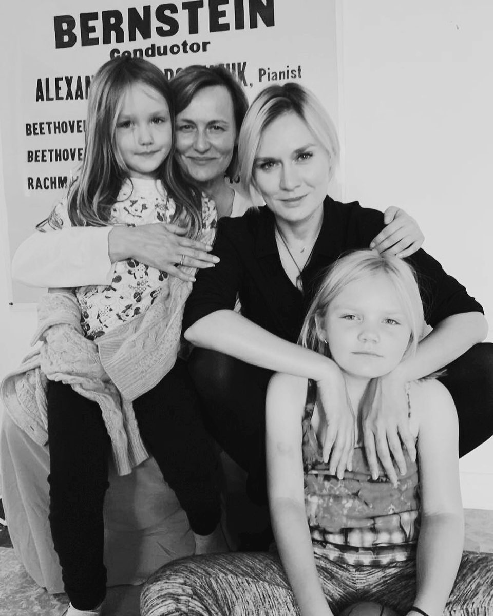 Мария Машкова с мамой и дочерьми