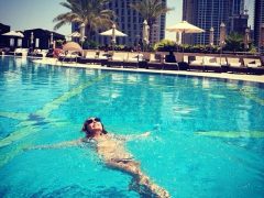 Но иногда актриса на фото предпочитает прятать фигуру.