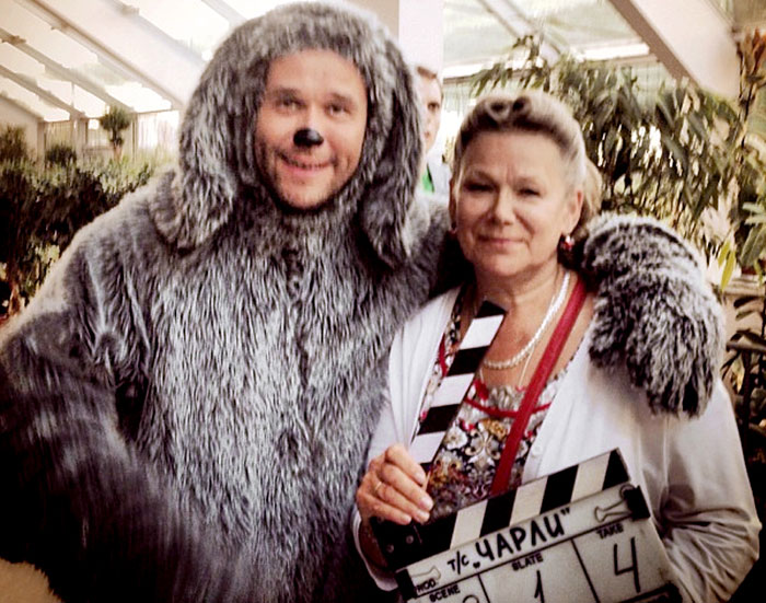 С мамой на съёмках сериала «Чарли», который так и не увидел свет