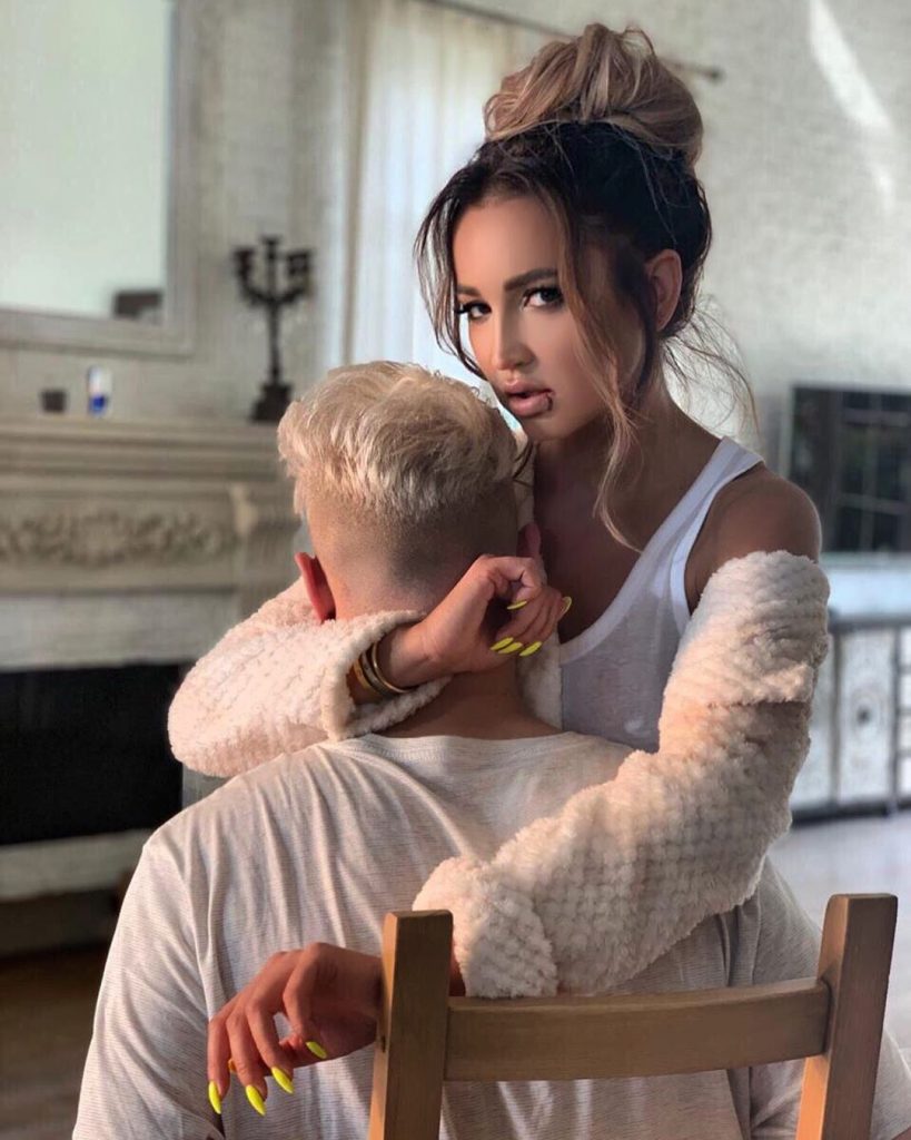 Ольга Бузова с неизвестным мужчиной