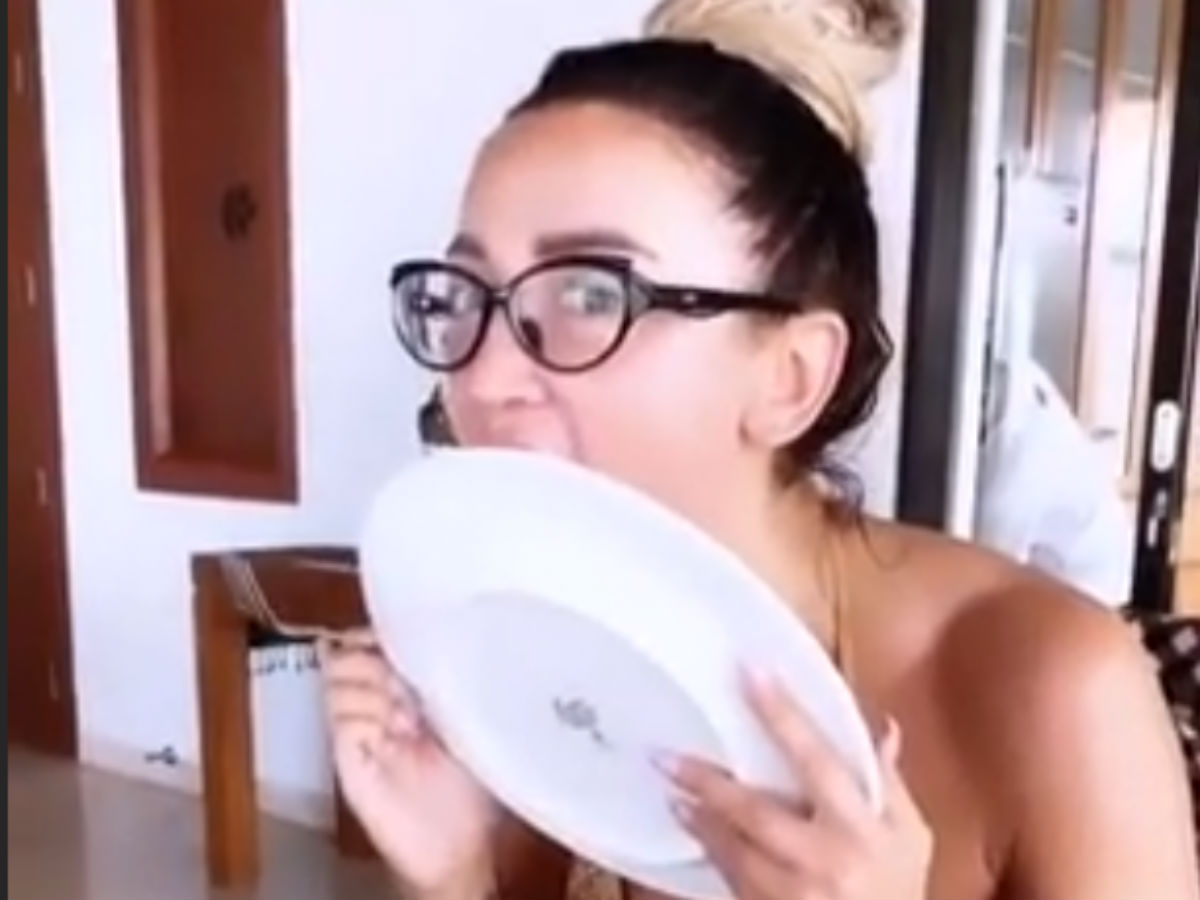 Бузова облизала тарелку