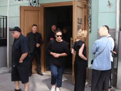 Евгения Добровольская (в центре)