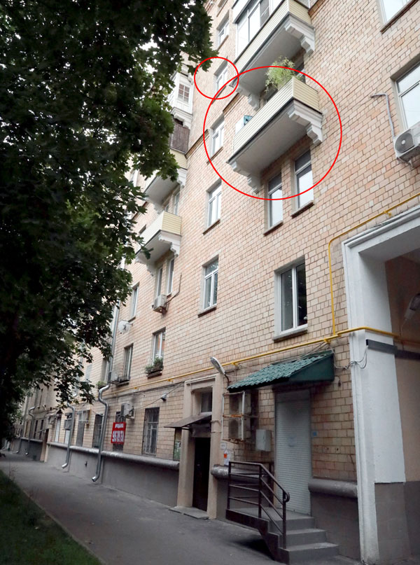 На фото обведены окно, из которого артист выпал, и балкон квартиры, где он жил