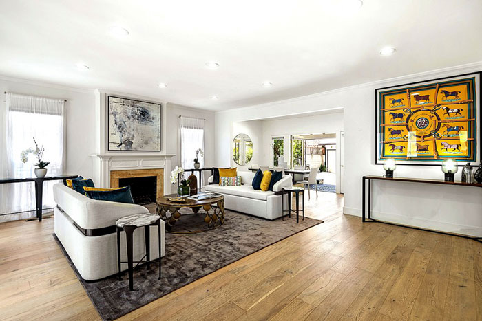 Обстановка не слишком роскошная, но комфорт жильцам обеспечивает