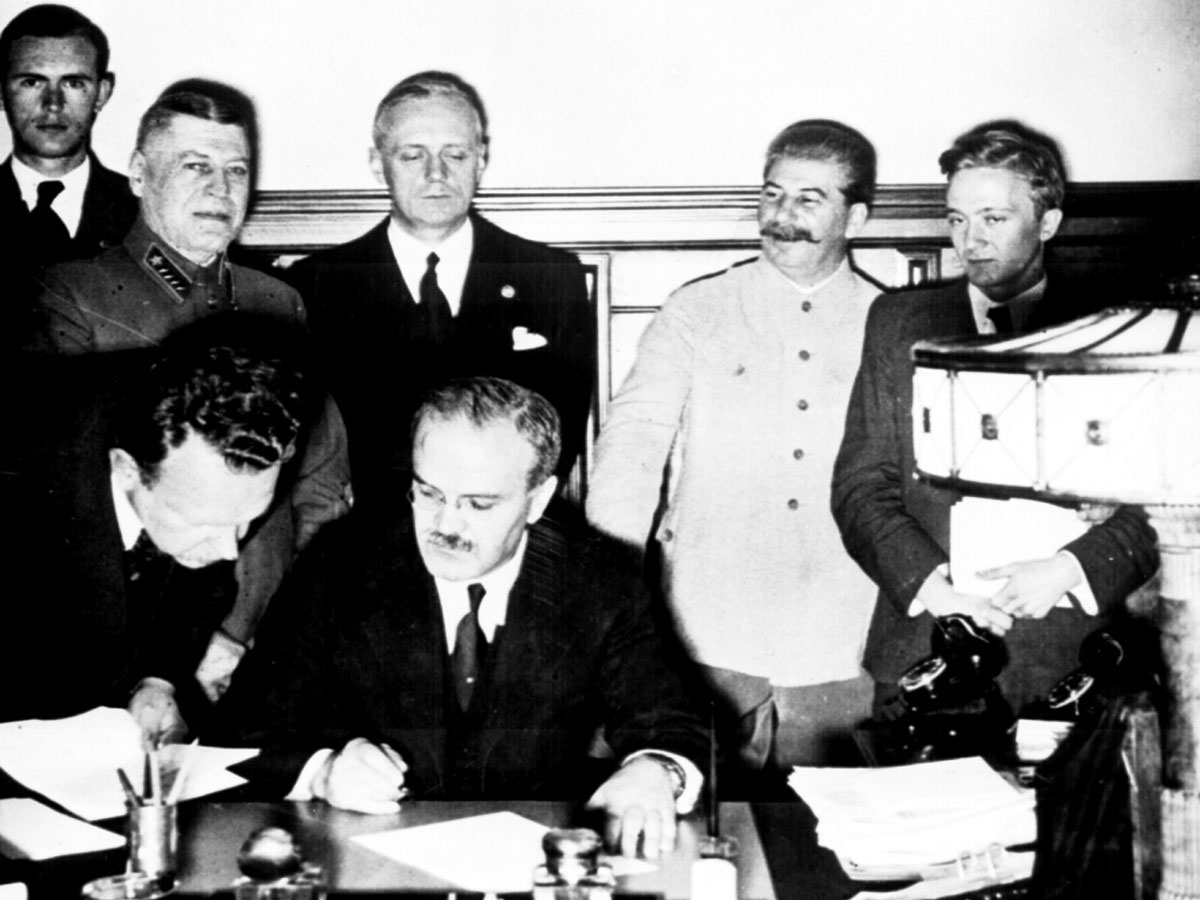 23 августа 1939 года: подписание в Москве Договора о ненападении между Германией и Советским Союзом. В центре - Вячеслав Молотов. Над ним - Иоахим фон Риббентроп