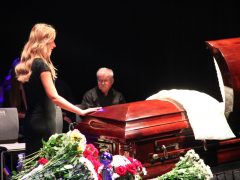 Сергей Никоненко у гроба Александры Назаровой