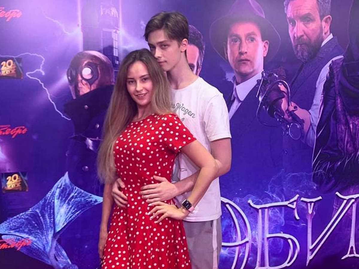 Сын Королевой с подружкой