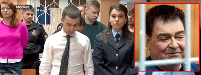 На судебном заседании по поводу перевода отца (в красном прямоугольнике) под домашний арест на Евгении (крайняя слева) лица не было