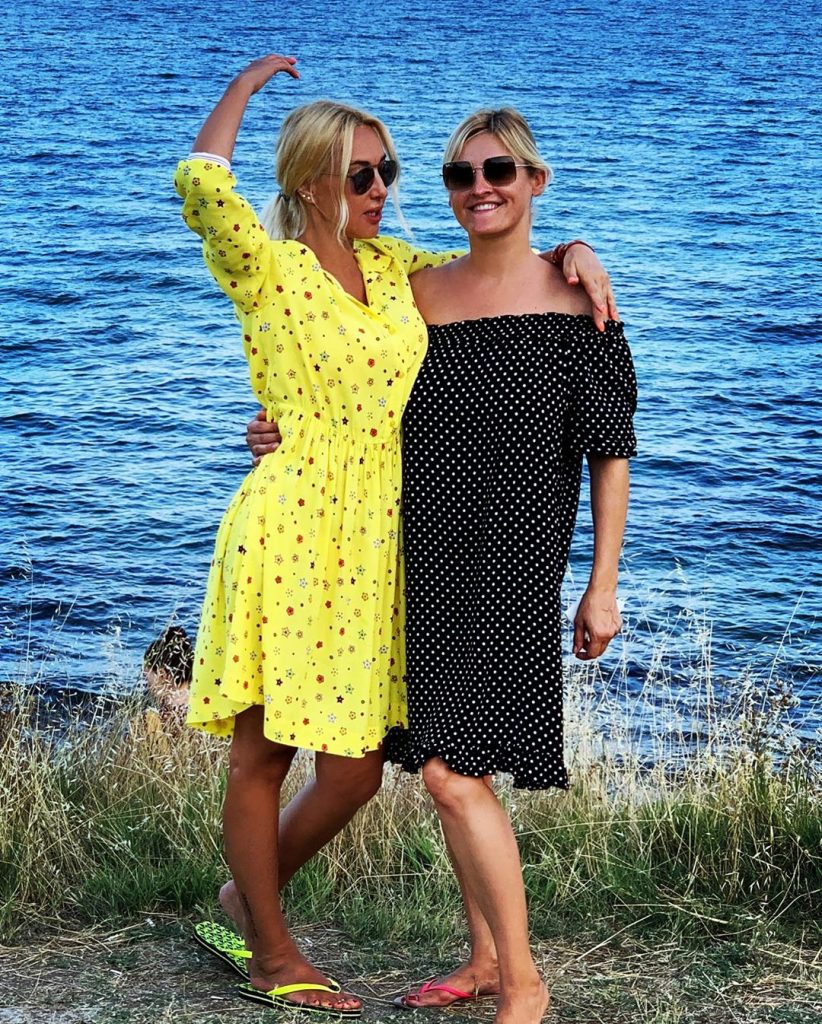 Лера Кудрявцева с подругой