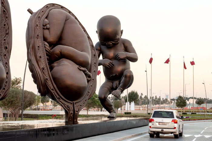 После протестов эту скульптуру в Катаре убрали, но через несколько лет вернули на место