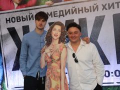 Максим Лагашкин, картонная Екатерина Стулова и их сын