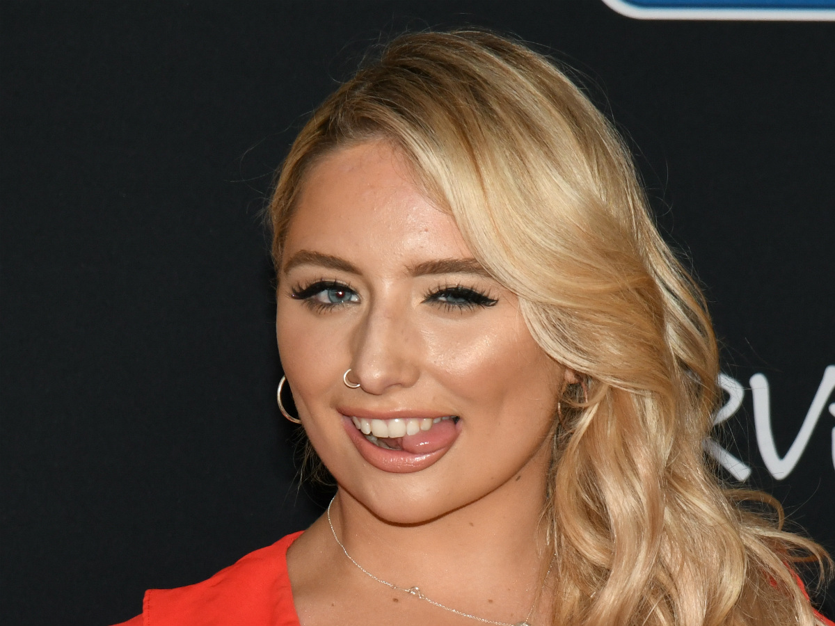 Саффрон Баркер