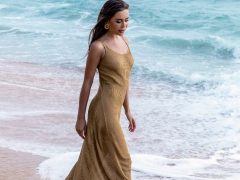 Фотосессия артистки у воды в золотисто-песочном платье получилась довольно откровенной…