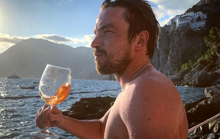 Александр Петров в Италии пьет и купается