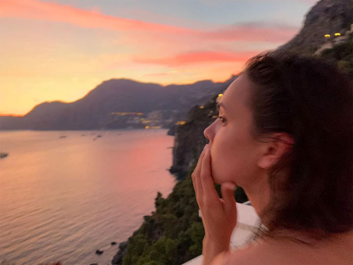 Стася Милославская любуется закатом со смотровой площадки Амальфи
