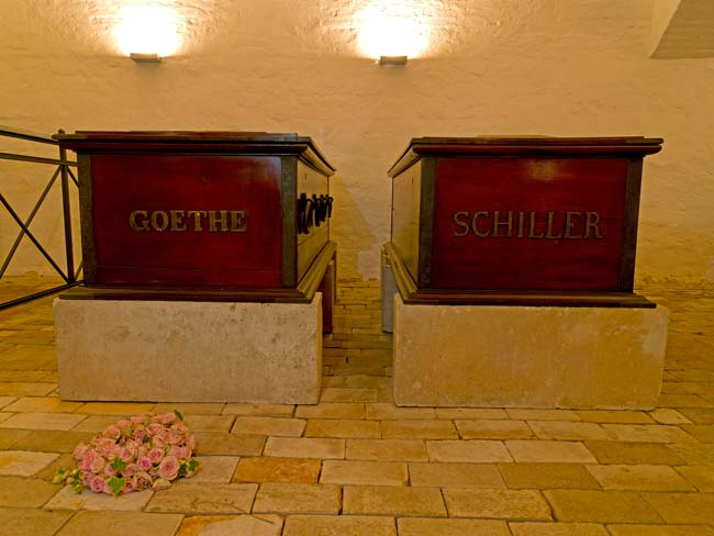 Похоронены поэты тоже вместе - в княжеской усыпальнице на старом городском кладбище