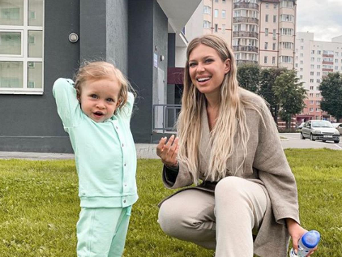 Рита Дакота с дочкой