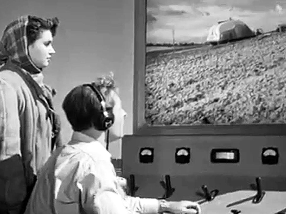 Первые тракторы на дистанционном управлении показали в кинофильме «Дело было в Пенькове» в 1957 году