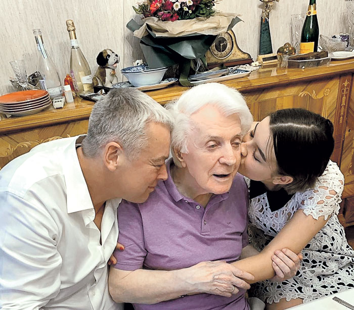 Олег Стриженов отметил юбилей в кругу семьи (на фото он с Сашами - сыном и внучкой