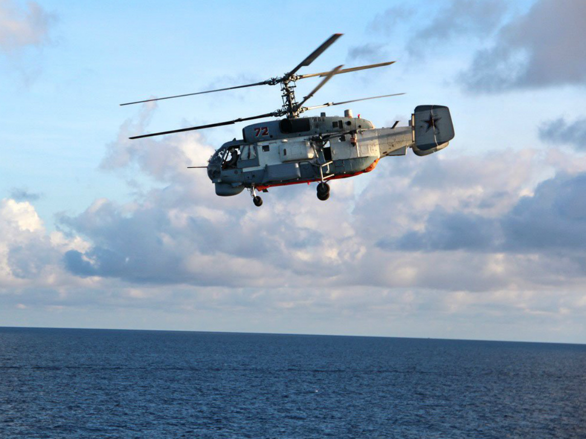 Вертолеты над водохранилищем. Ка-27 вертолёт. Вертолёт ка 27 ВМФ России. Палубный вертолет ка-27. Ка-27 противолодочный.