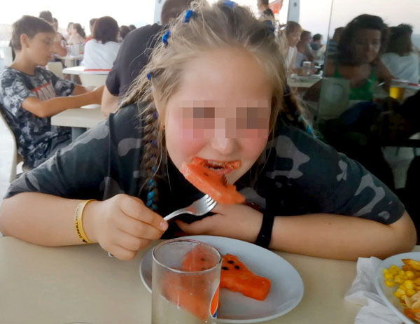 По словам мамы, Алиса - лучший пловец в семье