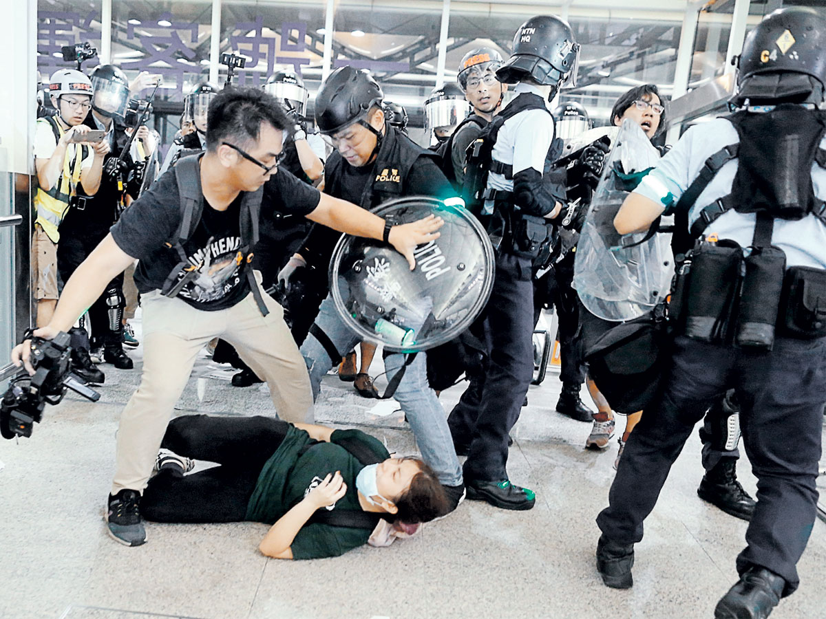 У местных полицейских уже сдают нервы