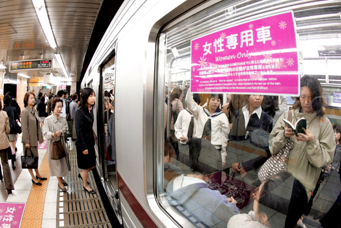Потрогать в метро женщину за попу - любимое развлечение японцев. Вот и спасаются они от нахалов в специальных вагонах