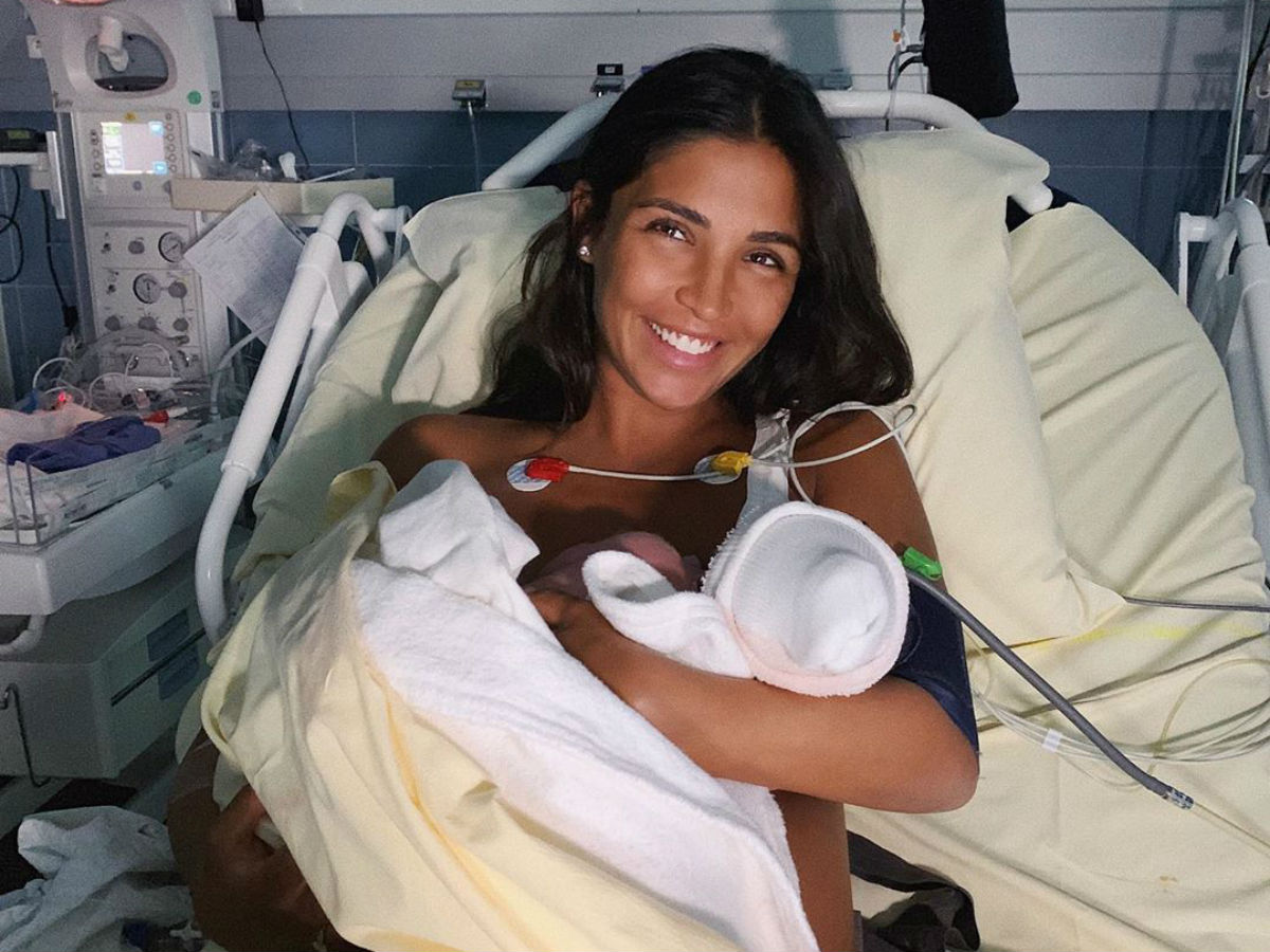 Санта Димопулос с новорожденной дочкой