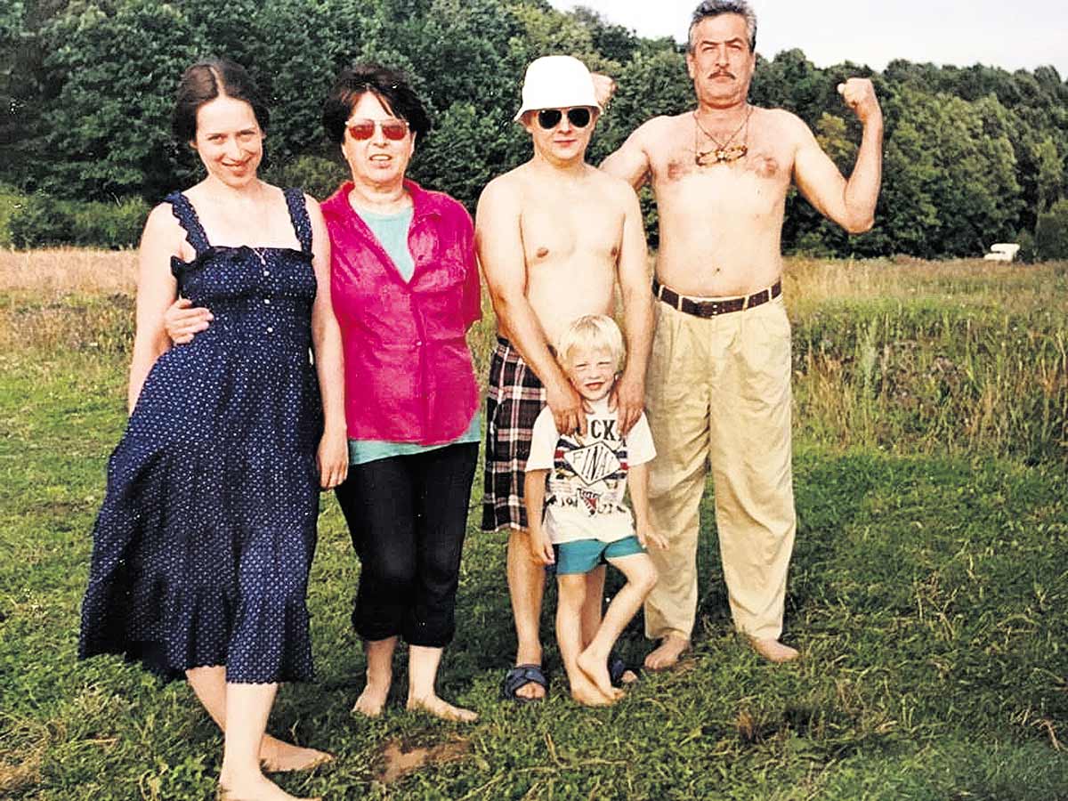 Дружная семейка: Катя, мама Нелли, внук Коля со своим отцом и папа Юра (1998 г.)