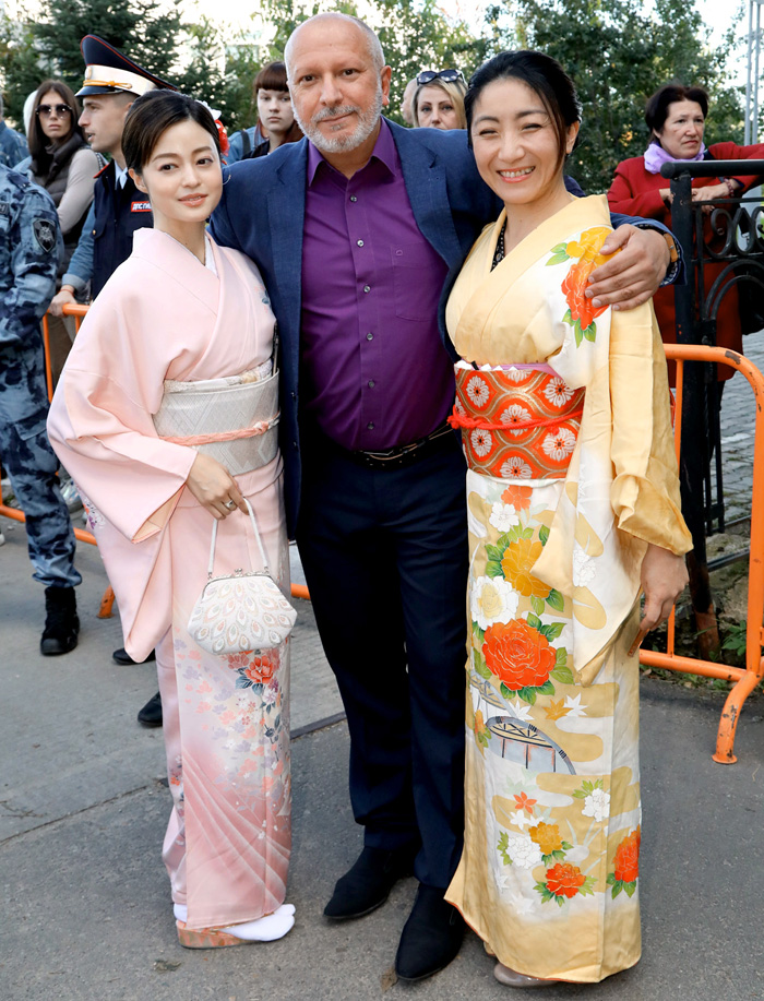 Президент фестиваля Сергей Новожилов остался в восторге от японских кинематографисток, которые привезли на «Амурскую осень» большую программу фильмов