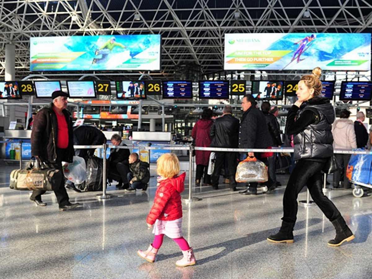 Брошенные отцом в аэропорту Шереметьево мальчики наконец вернулись к матери