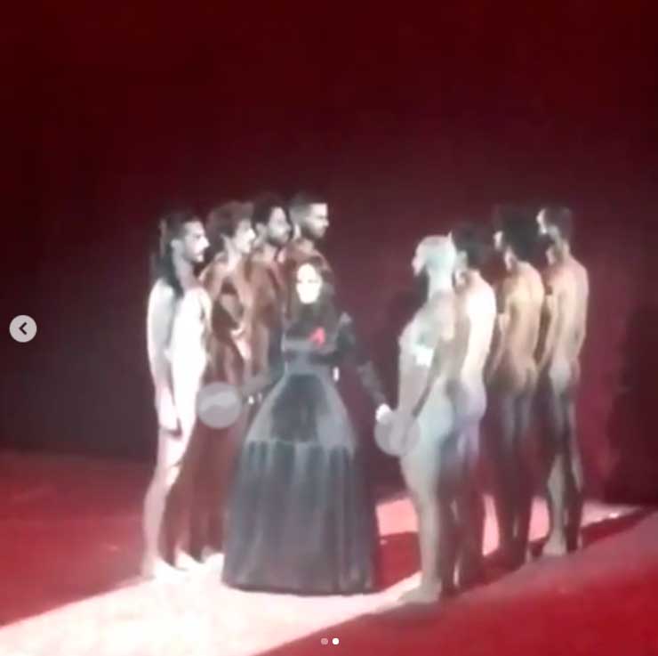 голые на сцене театра видео