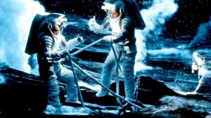 В блокбастере «Столкновение с бездной» российским космонавтам и американским астронавтам пришлось высаживаться на угрожающую Земле комету, чтобы взорвать ее атомными зарядами