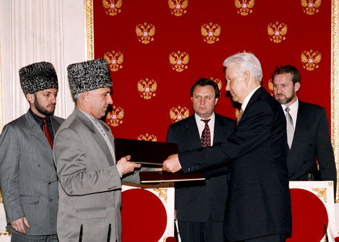 Бандиты и предатели во время подписания мирного договора между РФ и ЧРИ 2 мая 1997 года: Мовлади Удугов, Аслан Масхадов, Иван Рыбкин, Борис Ельцин, Ахмед Закаев