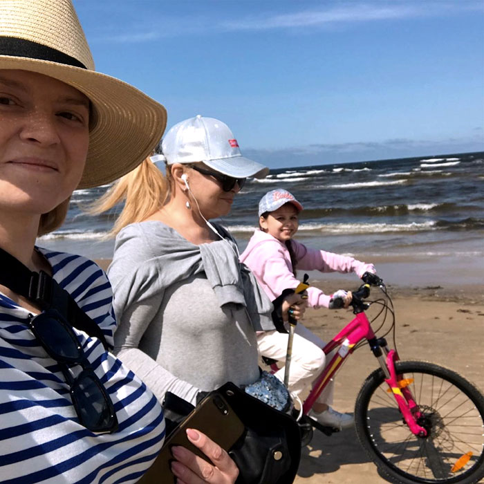 Певица любит отдыхать с дочкой и внучкой в Юрмале, где у них своя квартира