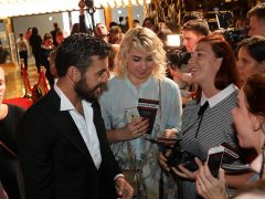 МАРИО КАСАС С ПОКЛОННИКАМИ