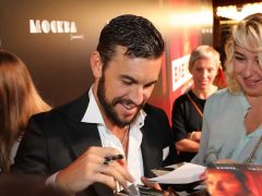 МАРИО КАСАС С ПОКЛОННИКАМИ