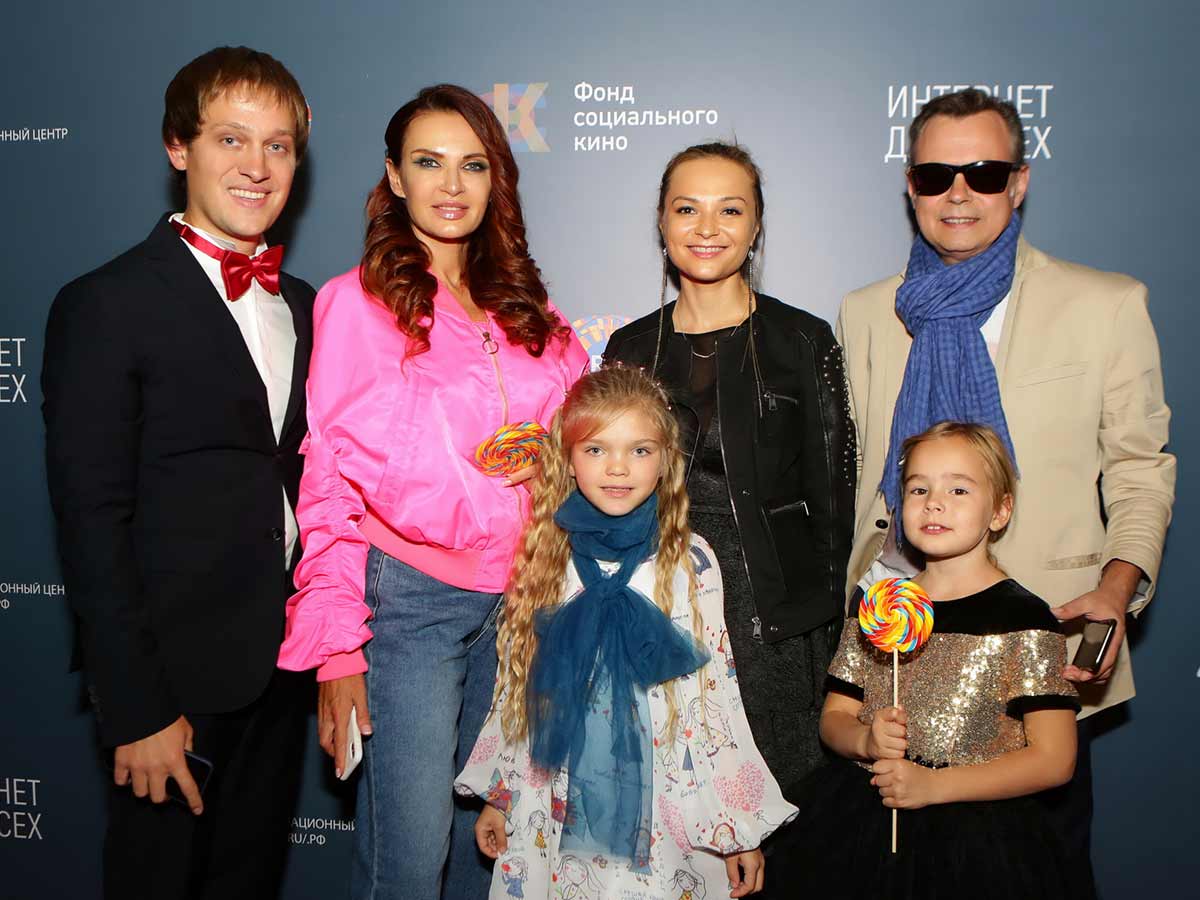 МИХАИЛ КОМЛЕВ С ЭВЕЛИНОЙ БЛЕДАНС И СУПРУГАМИ ЛЕВКИНЫМИ