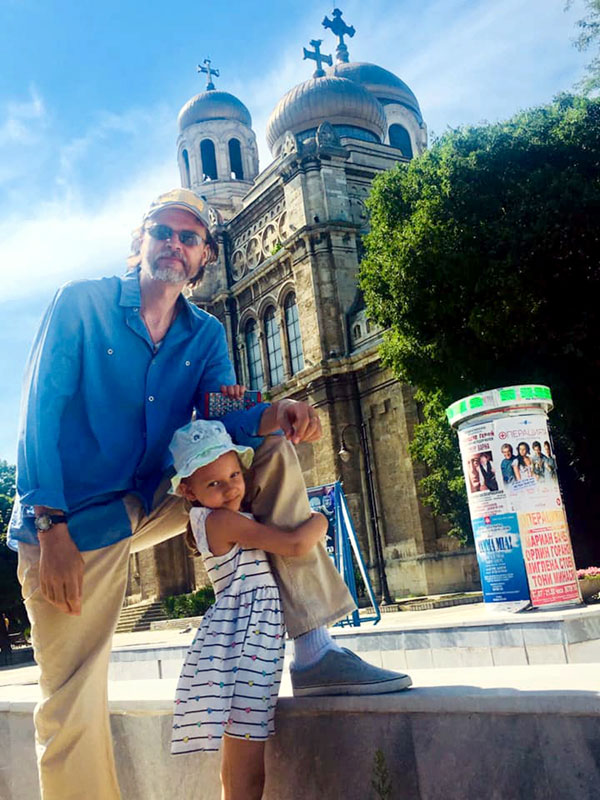 49-летний Антон Яковлев - тоже молодой отец - с дочкой Варварой в июле съездил в Варну