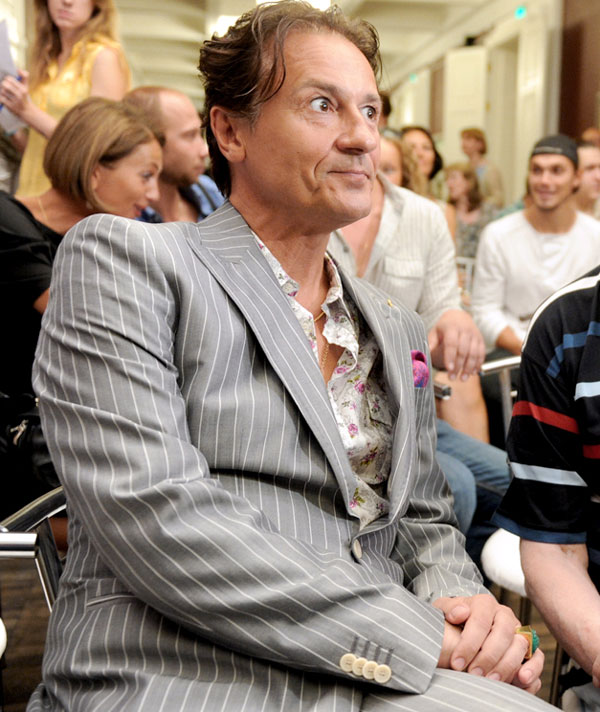 Олег Евгеньевич выпивает по-тихому