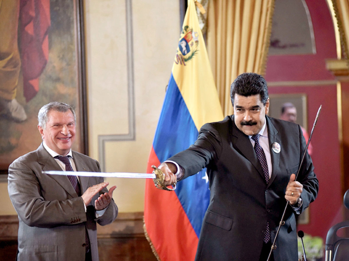 «Роснефть» — мощное оружие в руках Мадуро (слева - Игорь Сечин)