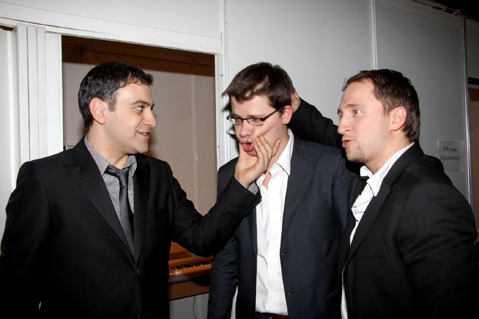 В начале карьеры Гарик Харламов (в центре) был готов на любую глупость (на фото он с Гариком Мартиросяном и Оскаром Кучерой)