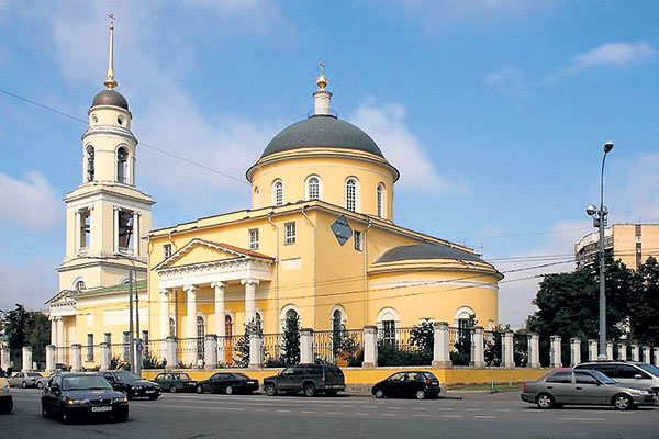 Церковь, где венчался Пушкин, была превращена в маскарадный зал. Богомолов срежиссировал открытое и изощренное глумление над церковным таинством и русской культурой одновременно